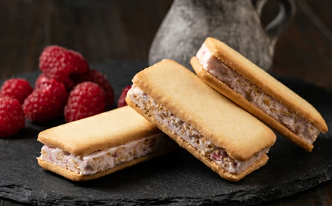 ジャージーミルク＆ラズベリー エアインチョコサンドクッキー