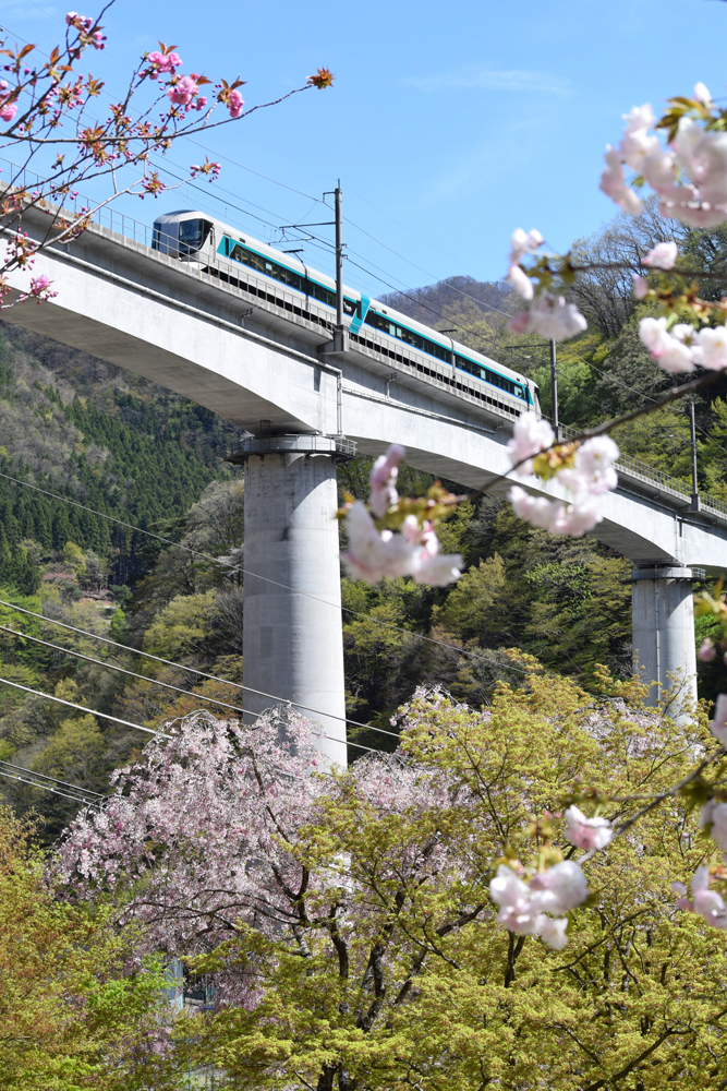 トンネル駅・湯西川温泉駅を発った次の瞬間雄大なパノラマに、思わず車内から歓声が上がる!